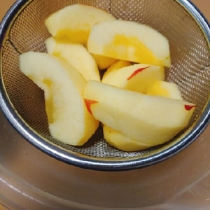 お弁当に重宝 りんごの飾り切り 変色しない方法 レシピ 作り方 By ひつじ家の料理担当 楽天レシピ お弁当に重宝 りんごの飾り切り 変色しない方法 レシピ 作り方 By ひつじ家の料理担当 楽天レシピ